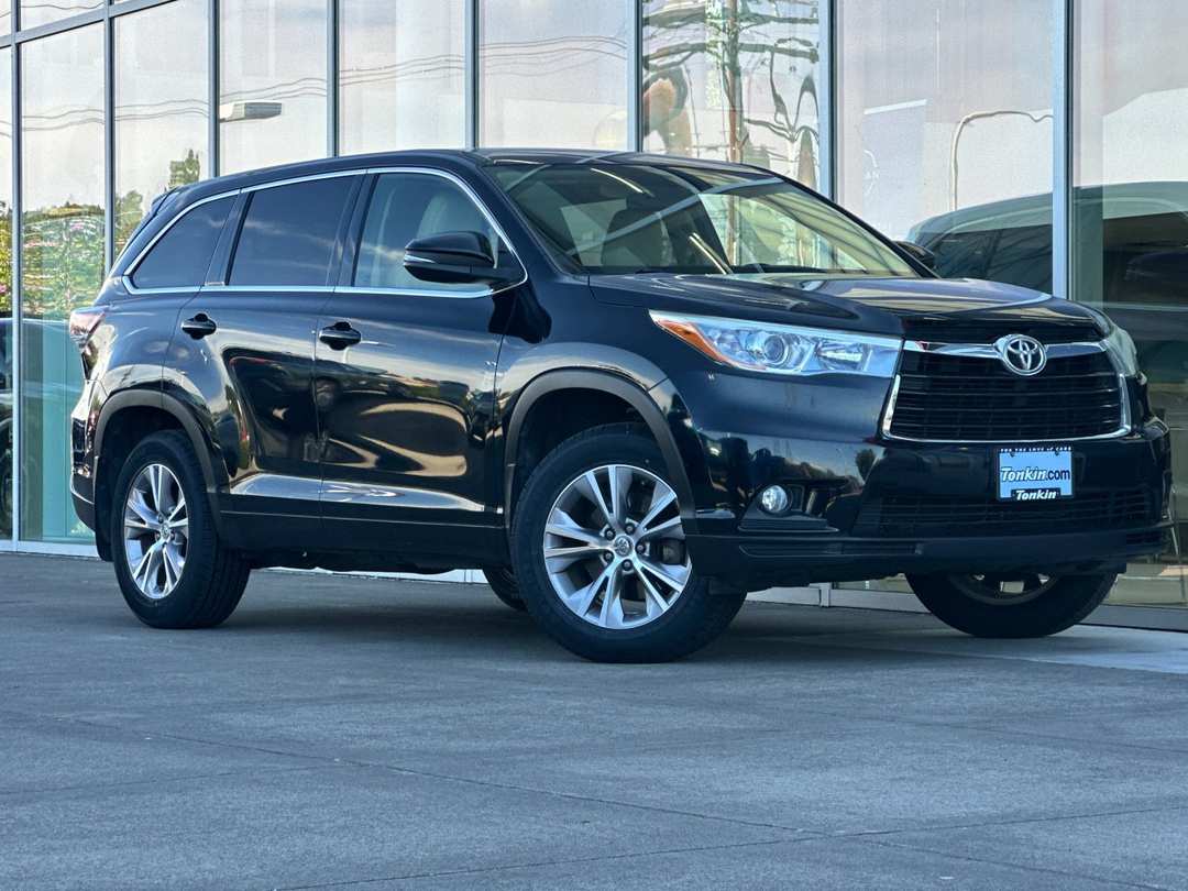 2015 Toyota Highlander LE Plus V6 - Image 2