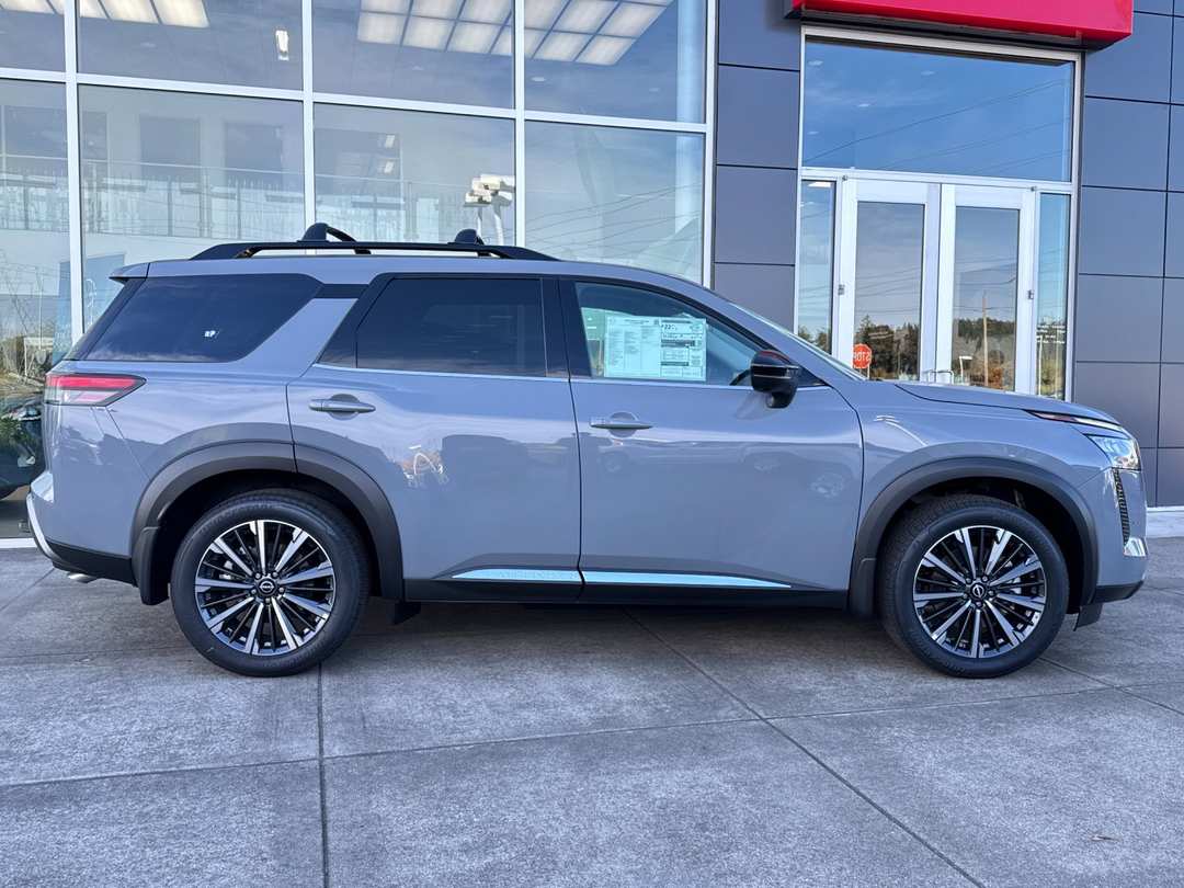 2026 Nissan Pathfinder Platinum - Image 3