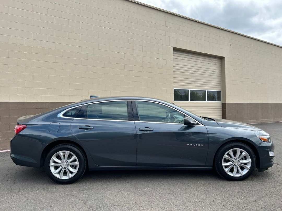2019 Chevrolet Malibu LT - Image 2