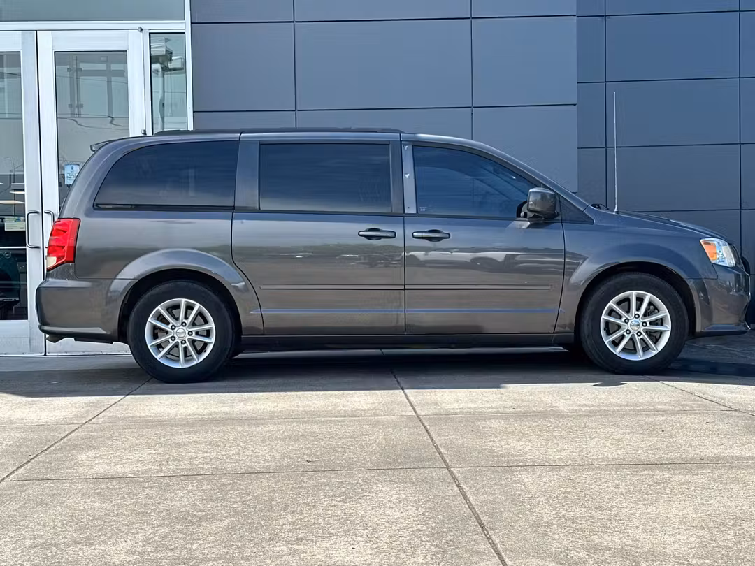 2016 Dodge Grand Caravan SXT - Image 2