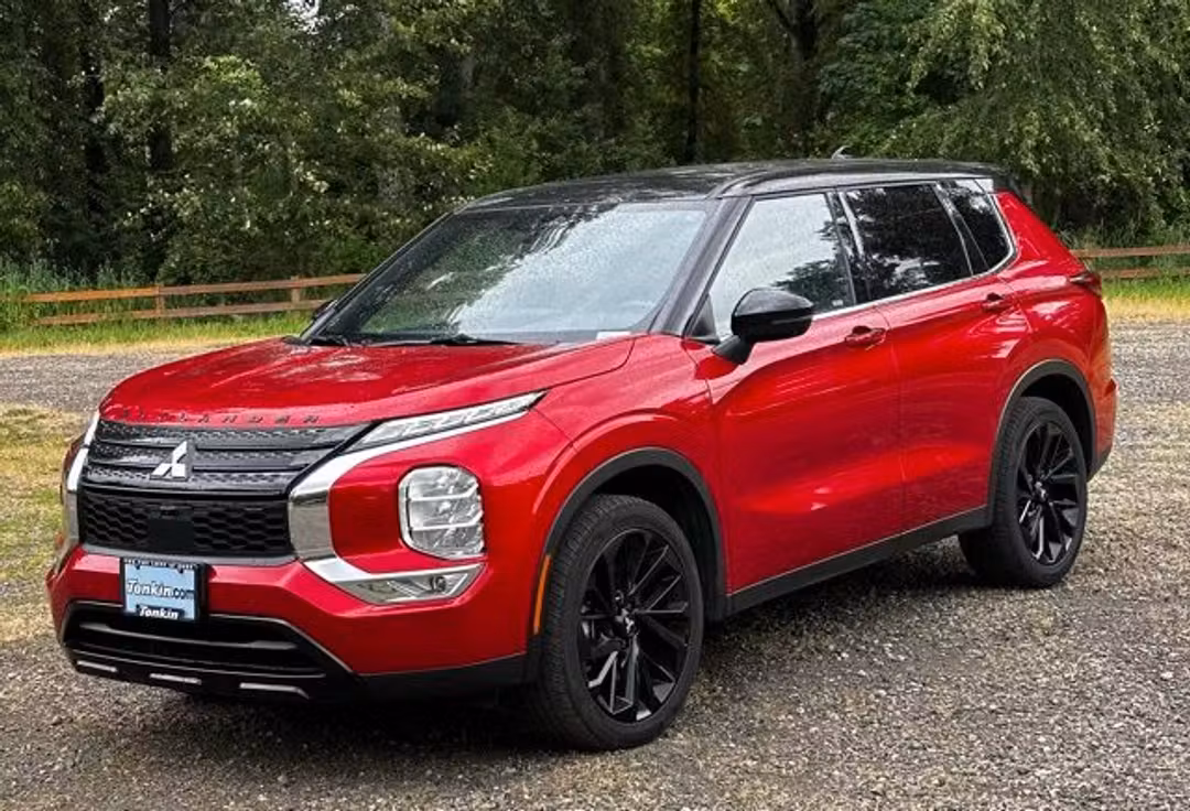 2023 Mitsubishi Outlander SEL Black Edition - Image 3