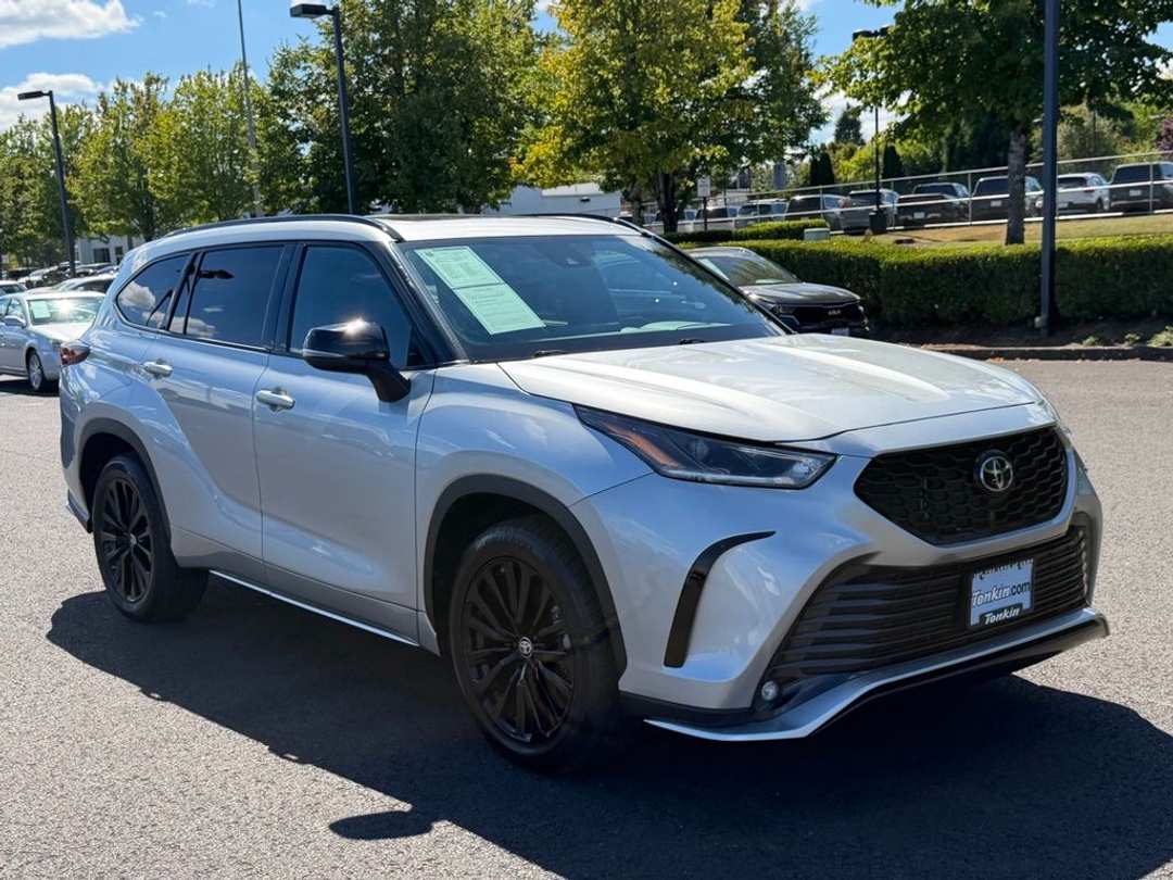 2025 Toyota Highlander XSE - Image 2