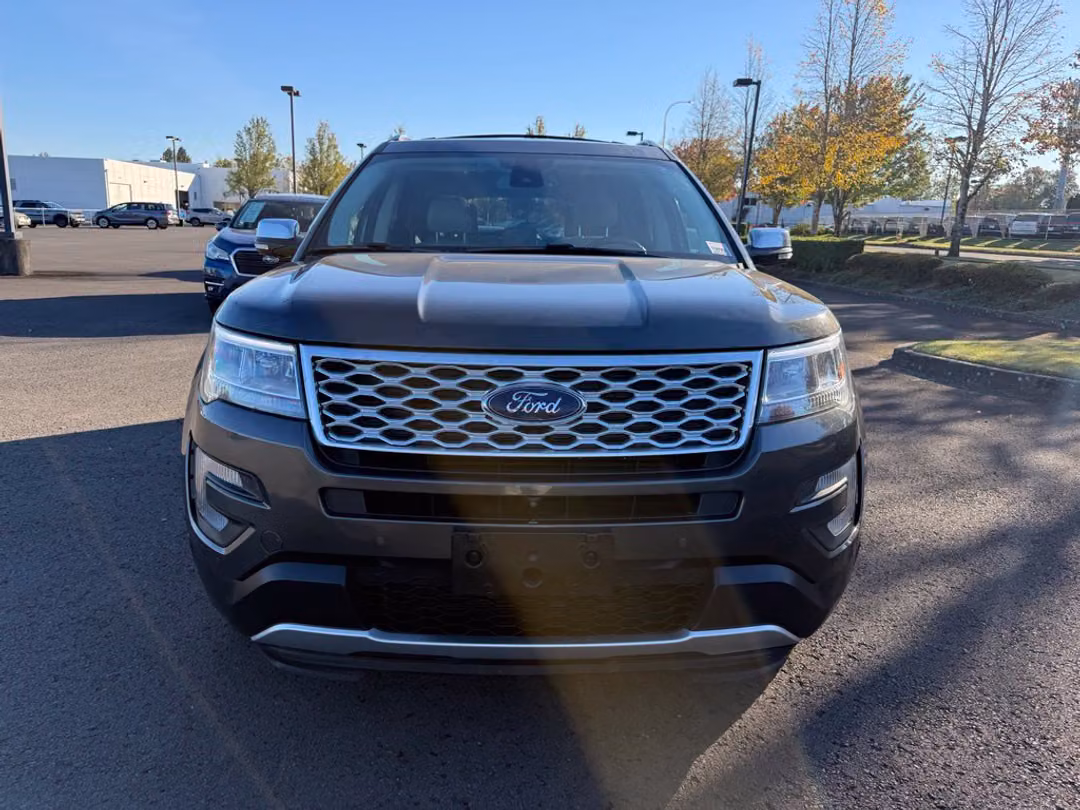 2017 Ford Explorer Platinum - Image 2