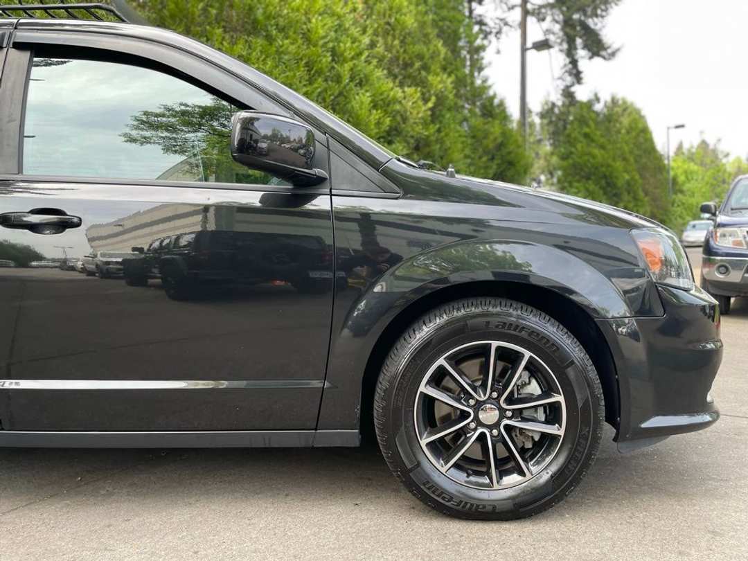 2019 Dodge Grand Caravan GT - Image 2
