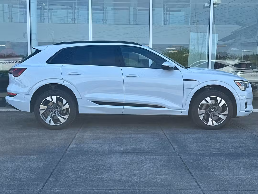 2022 Audi E-Tron Premium - Image 2