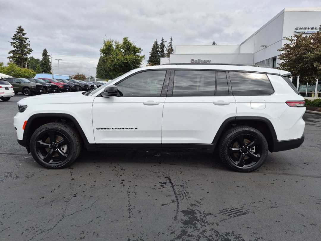 2023 Jeep Grand Cherokee L Altitude - Image 3