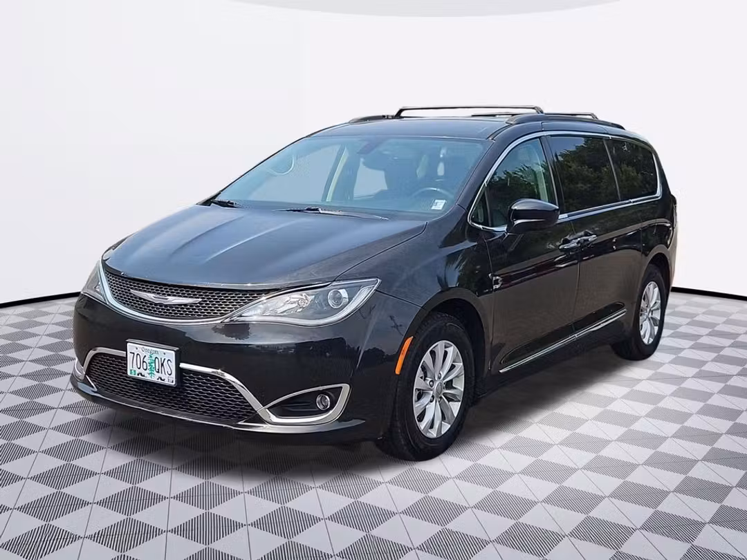 2017 Chrysler Pacifica Touring L - Image 2