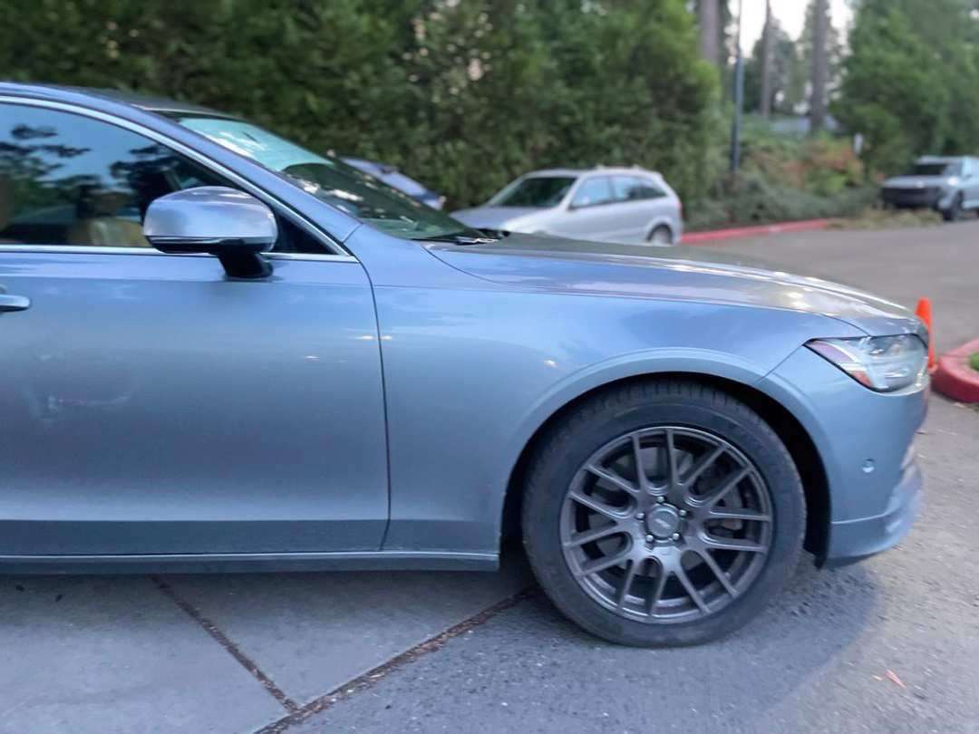 2018 Volvo S90 T6 Momentum - Image 2