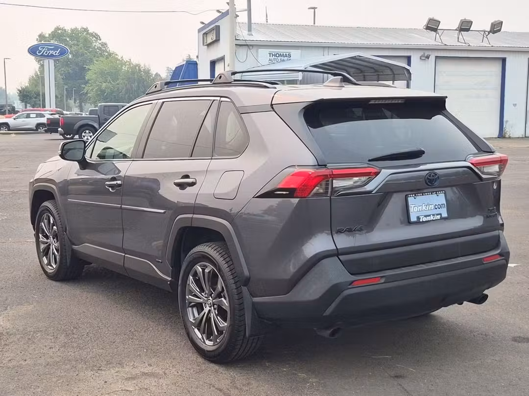 2022 Toyota Rav4 Hybrid XLE Premium - Image 3