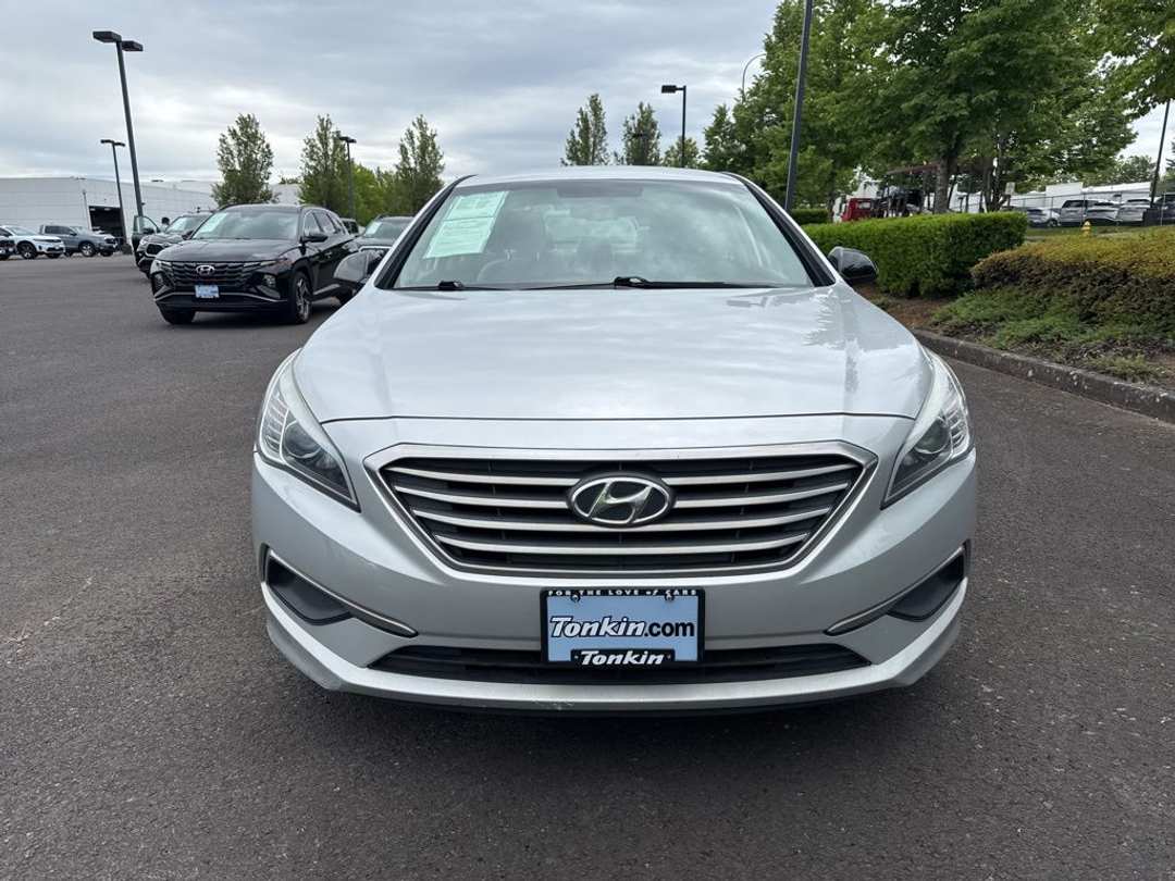 2017 Hyundai Sonata SE - Image 2