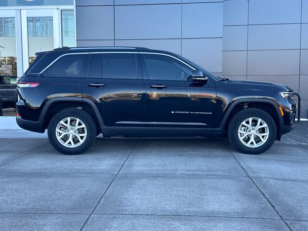 2023 Jeep Grand Cherokee Limited - Image 3