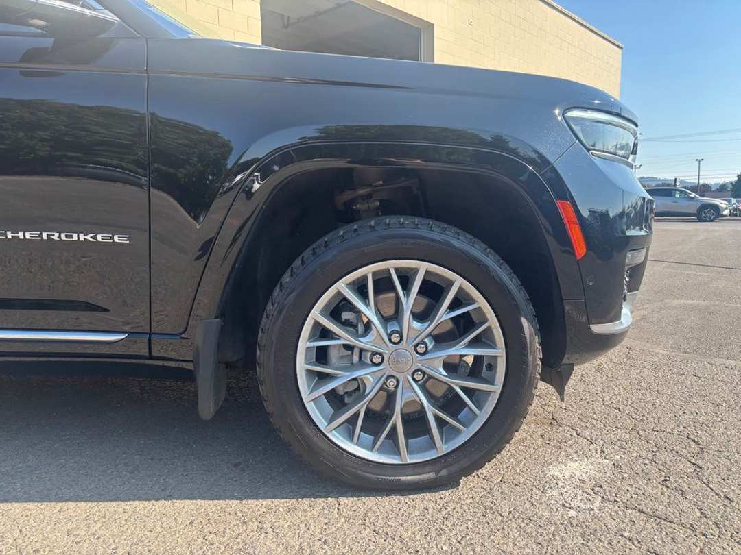 2023 Jeep Grand Cherokee L Summit - Image 2