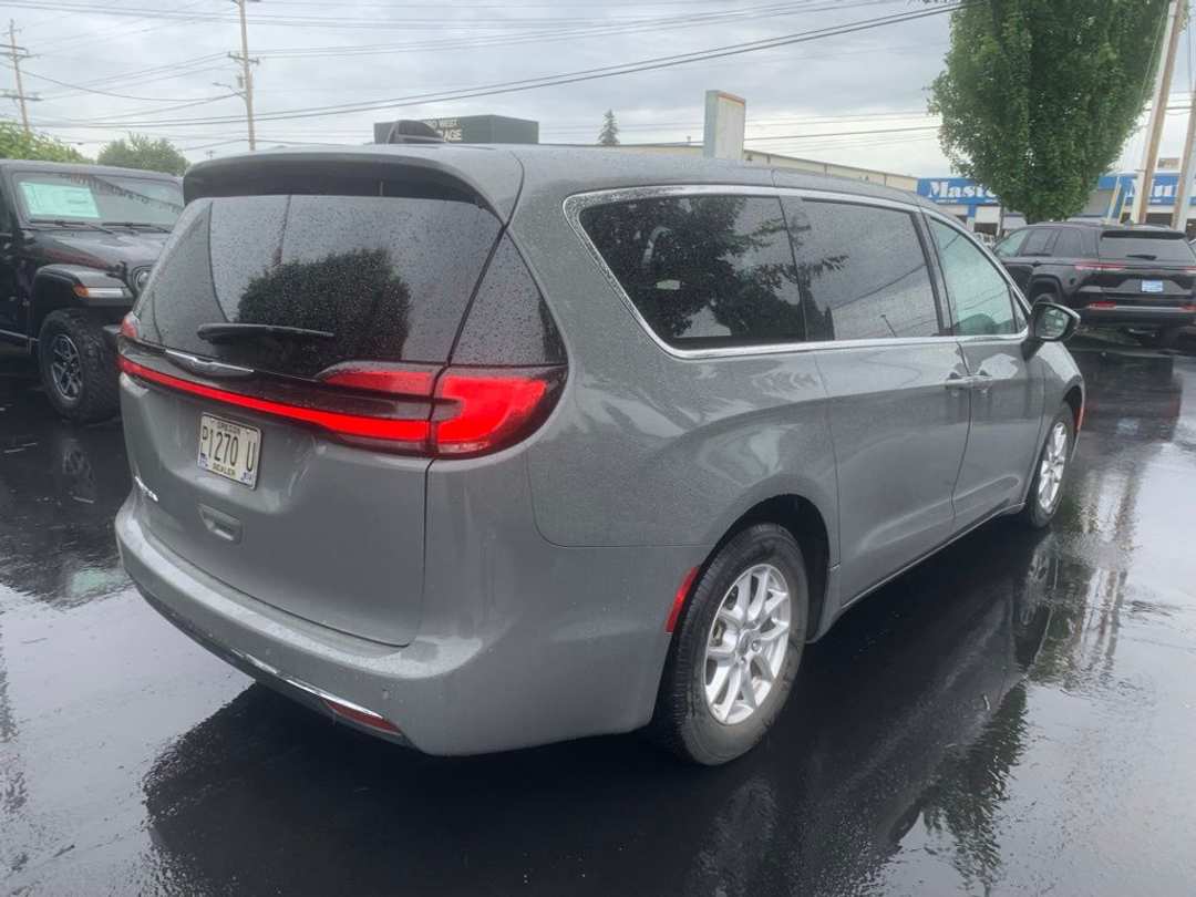 2023 Chrysler Pacifica Touring L - Image 3