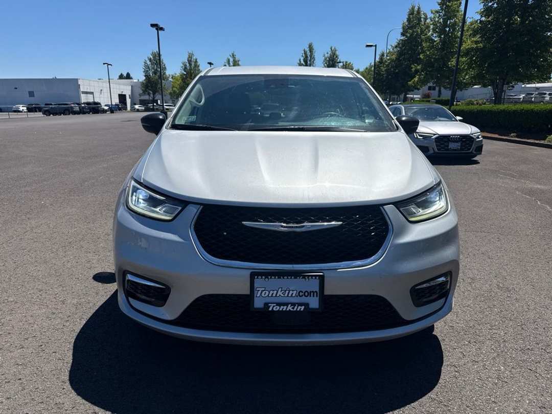 2024 Chrysler Pacifica Touring L - Image 2