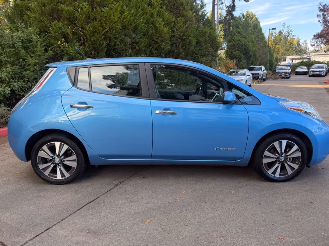 2013 Nissan LEAF SL - Image 2