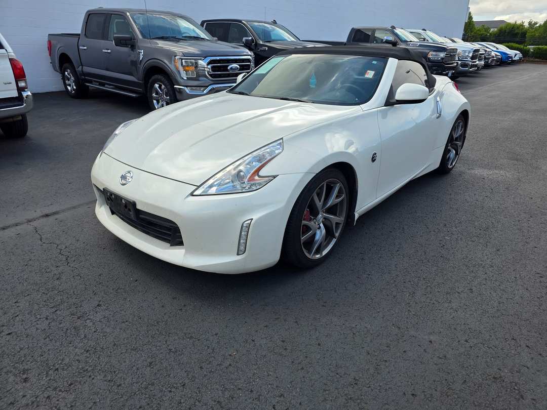 2014 Nissan 370Z Touring - Image 2