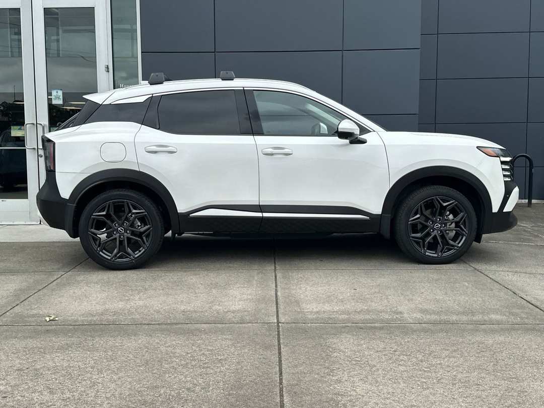 2025 Nissan Kicks SR - Image 2