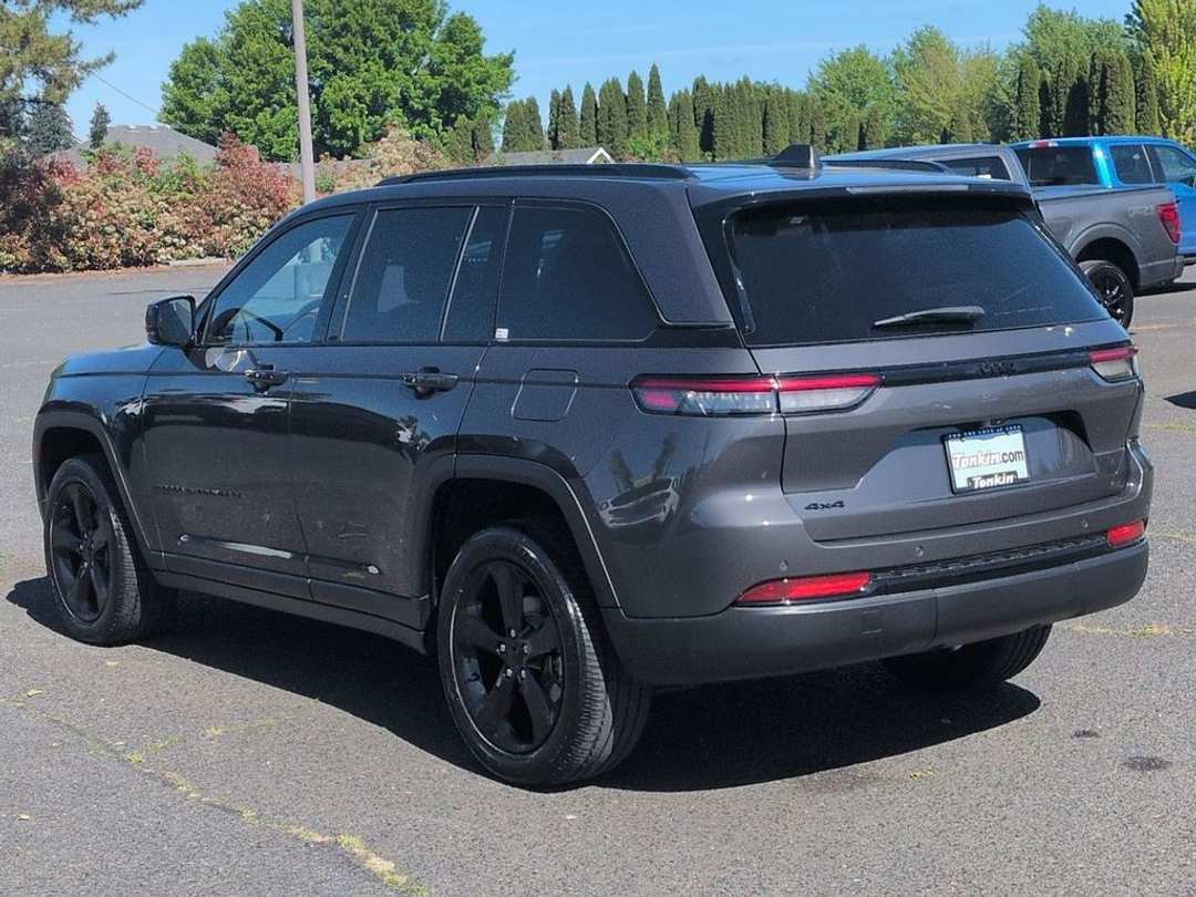 2023 Jeep Grand Cherokee Altitude X - Image 3