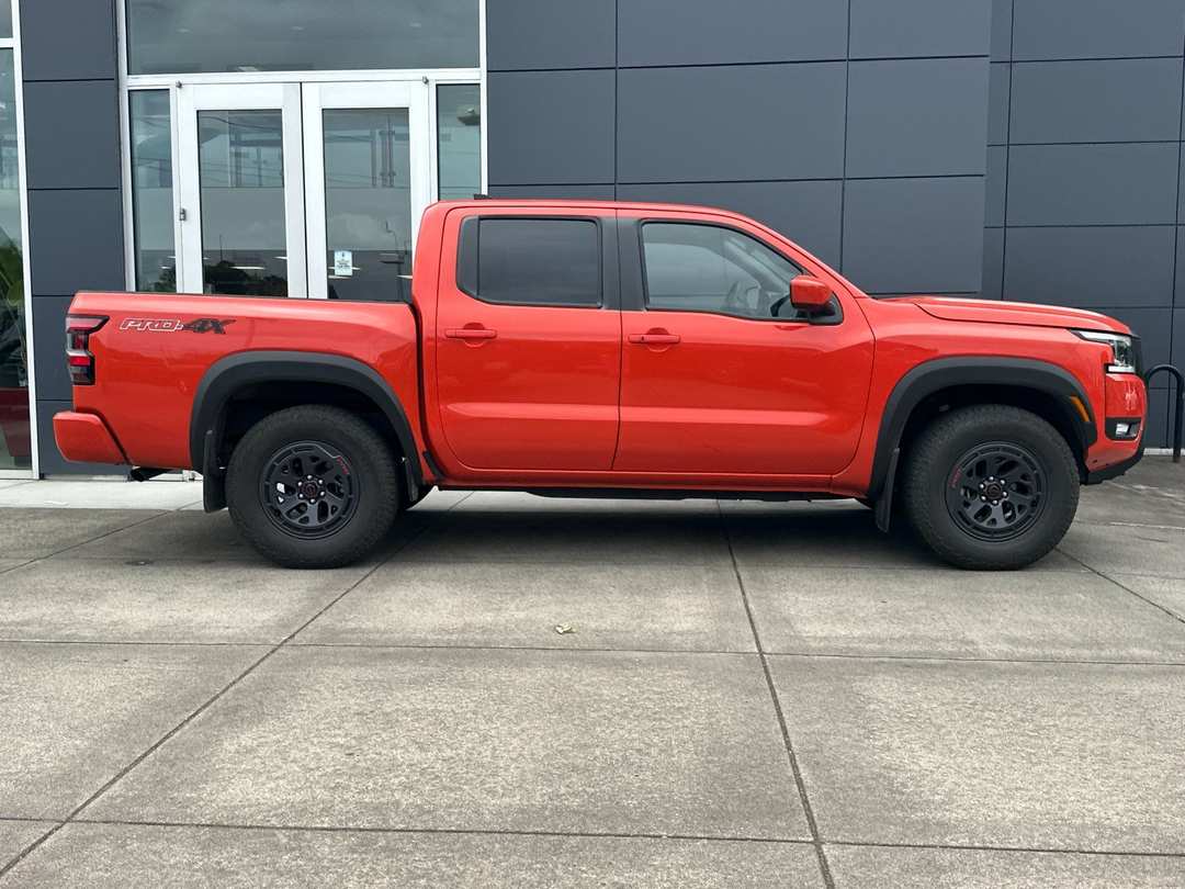 2025 Nissan Frontier PRO4X - Image 2