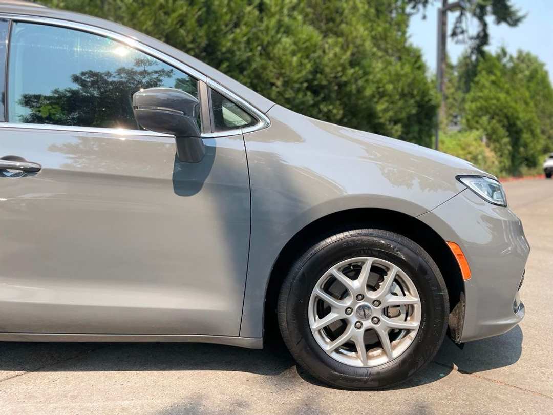 2022 Chrysler Pacifica Touring L - Image 2