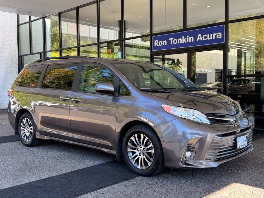 2019 Toyota Sienna XLE - Image 2