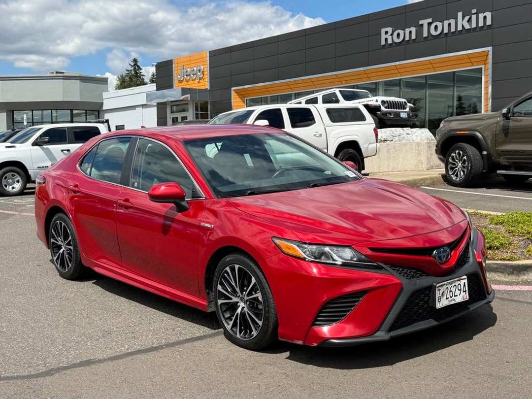 2020 Toyota Camry Hybrid SE - Image 2