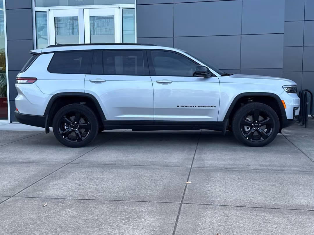 2025 Jeep Grand Cherokee L Limited - Image 3