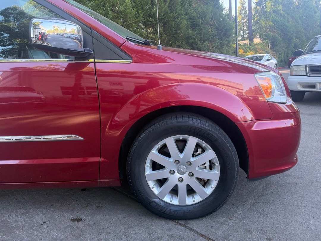 2012 Chrysler Town & Country TouringL - Image 3