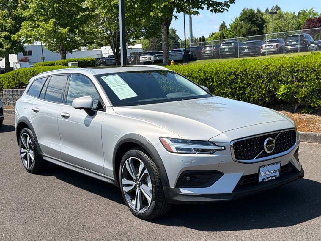 2025 Volvo V60 Cross Country B5 Plus - Image 2
