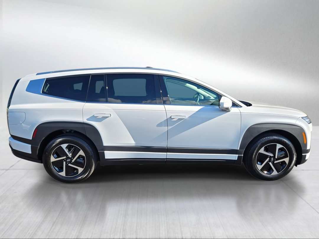 2026 Hyundai Ioniq 9 SE - Image 2