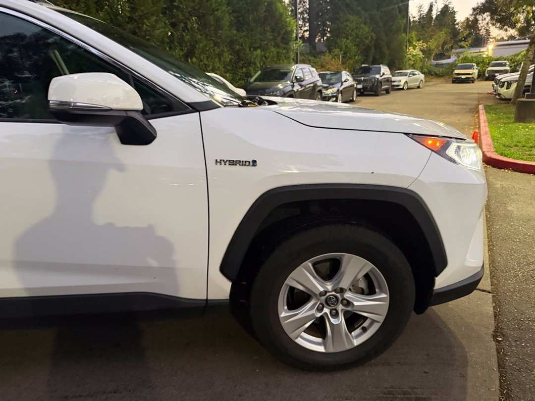 2020 Toyota Rav4 Hybrid XLE - Image 3