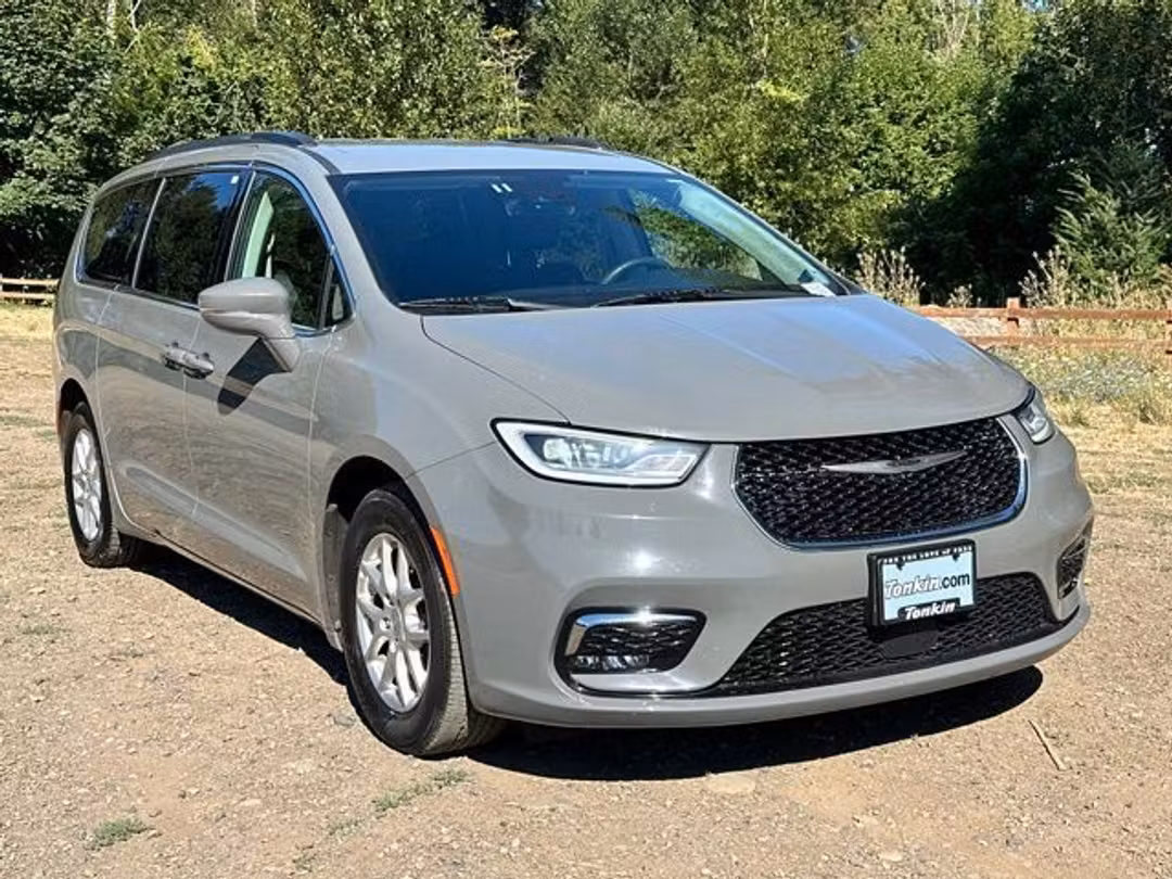 2022 Chrysler Pacifica Touring L - Image 2