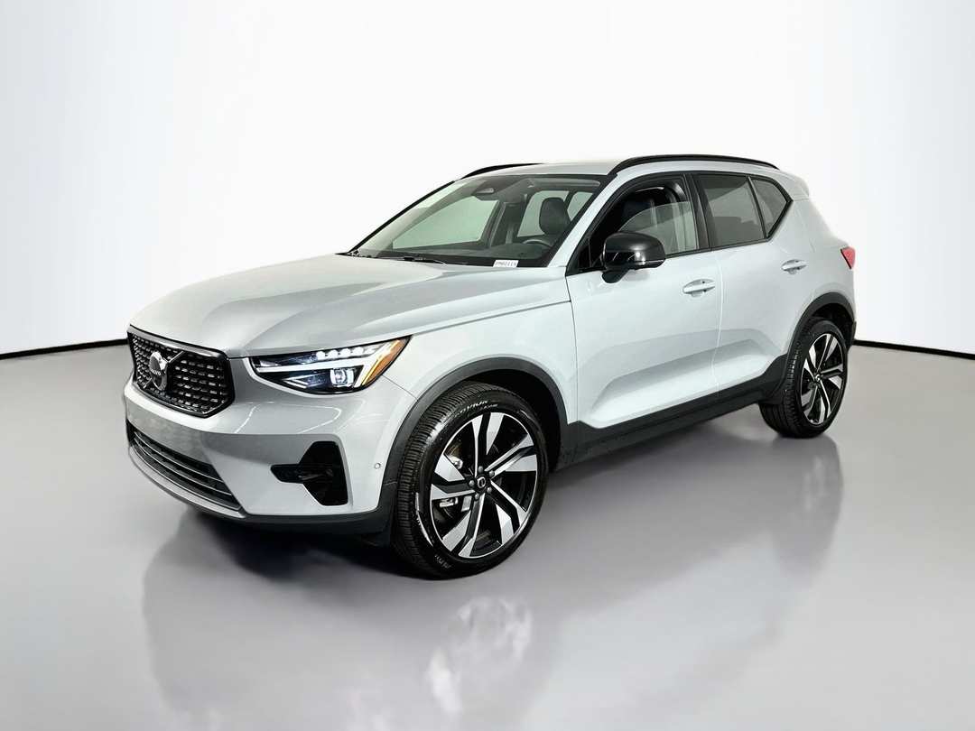 2025 Volvo Xc40 B5 Ultra Dark Theme - Image 3