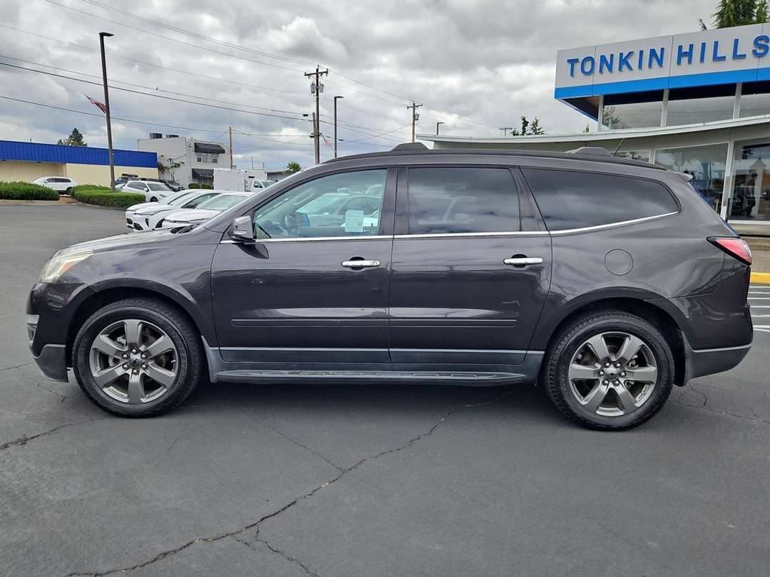 2017 Chevrolet Traverse 2LT - Image 3