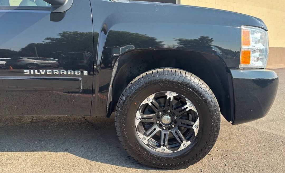 2008 Chevrolet Silverado 1500 LT - Image 2