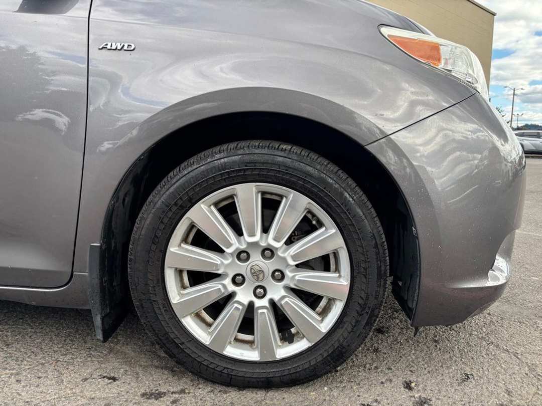 2017 Toyota Sienna XLE - Image 2
