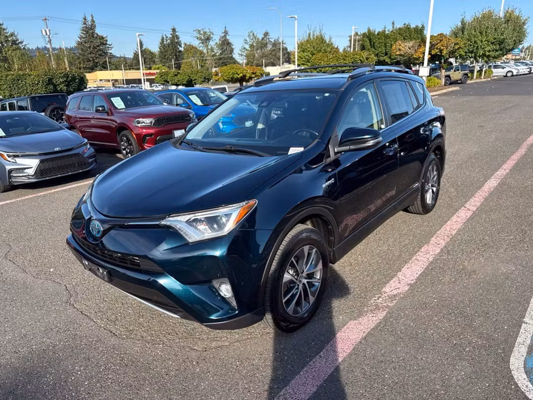 2018 Toyota Rav4 Hybrid XLE - Image 3