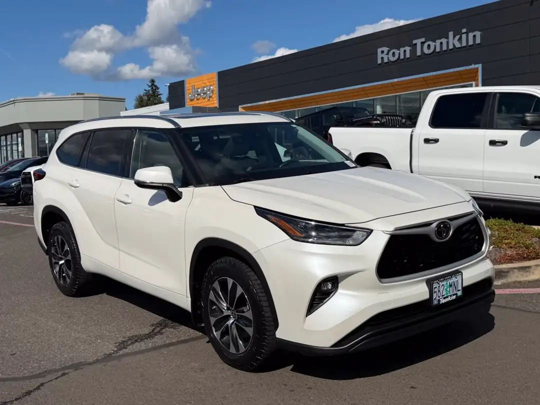 2021 Toyota Highlander XLE - Image 2