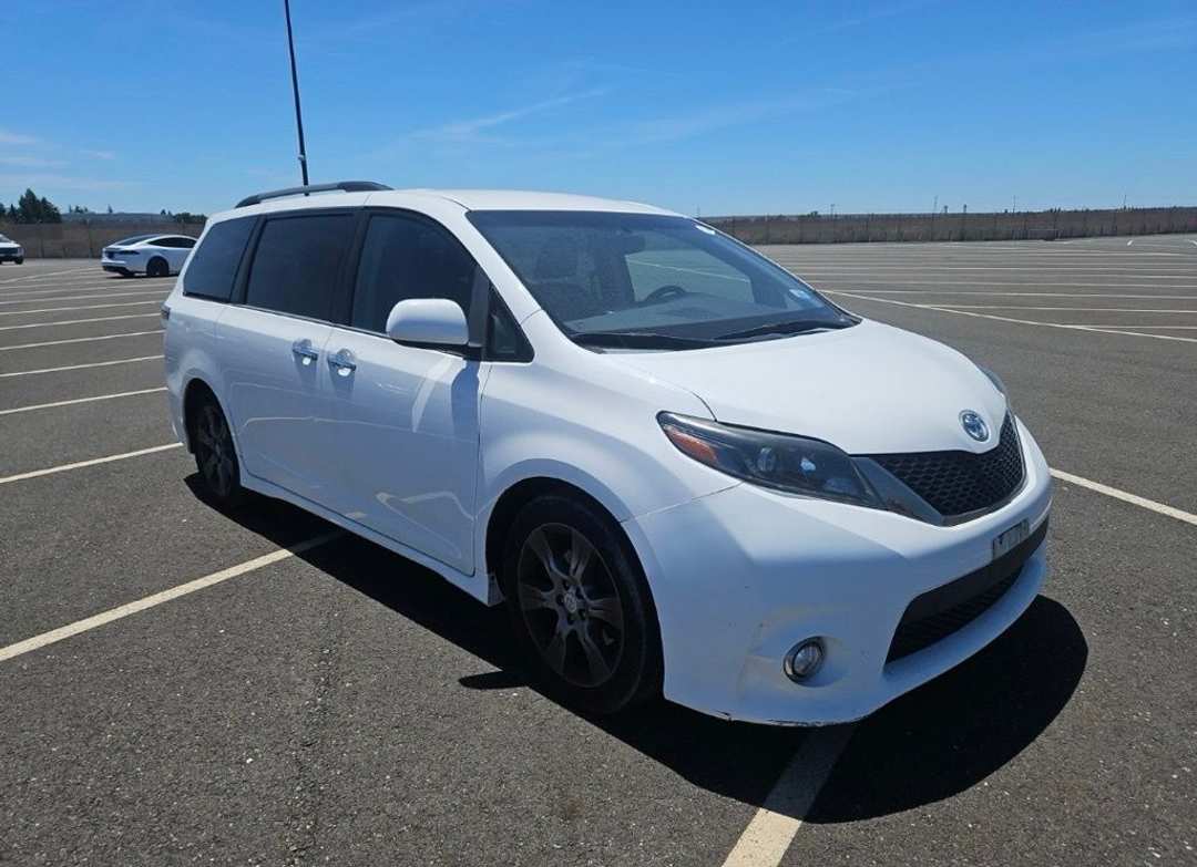 2015 Toyota Sienna SE - Image 2