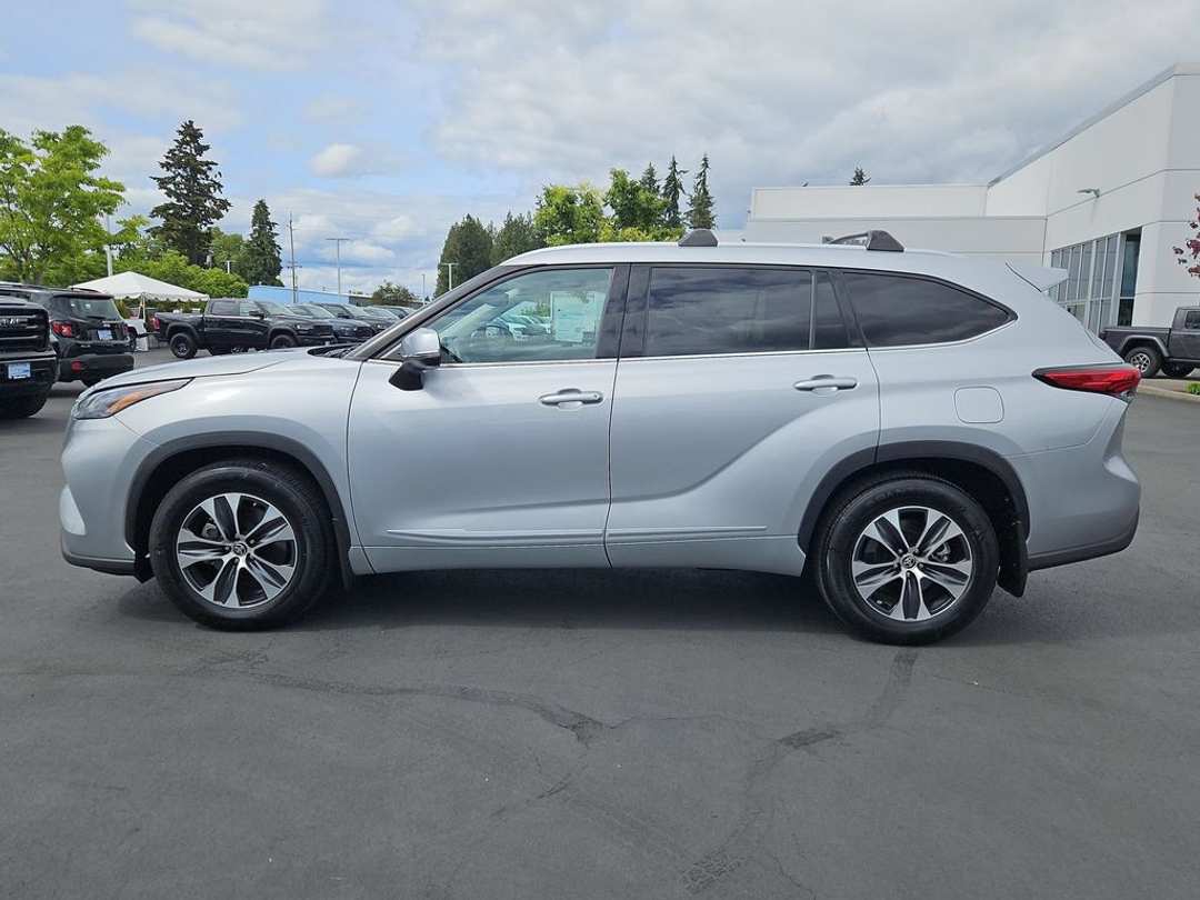 2022 Toyota Highlander XLE - Image 3