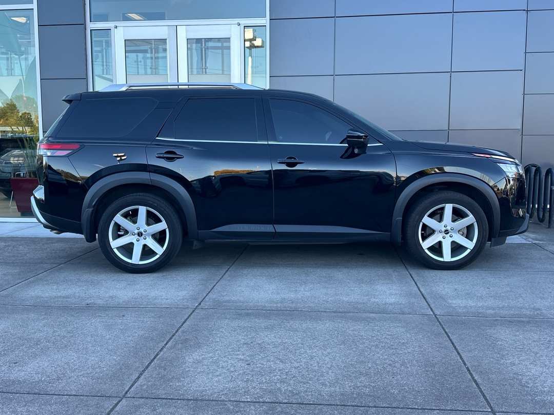 2024 Nissan Pathfinder SL - Image 3