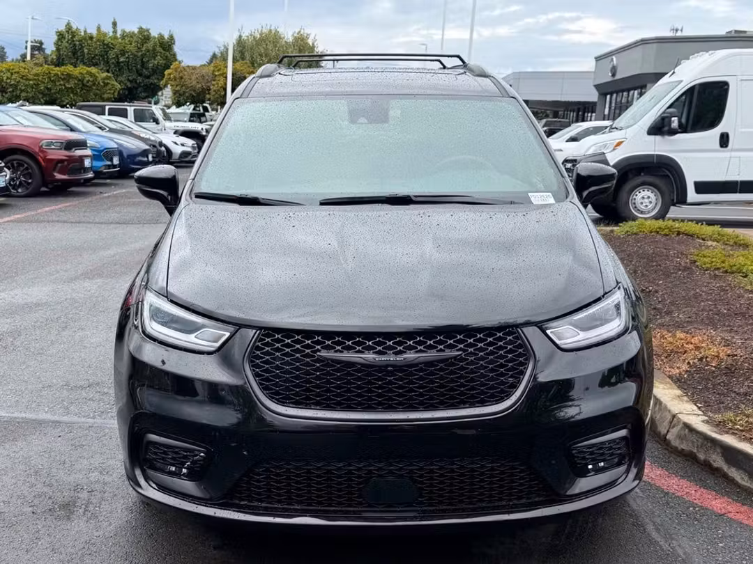 2025 Chrysler Pacifica Limited - Image 3