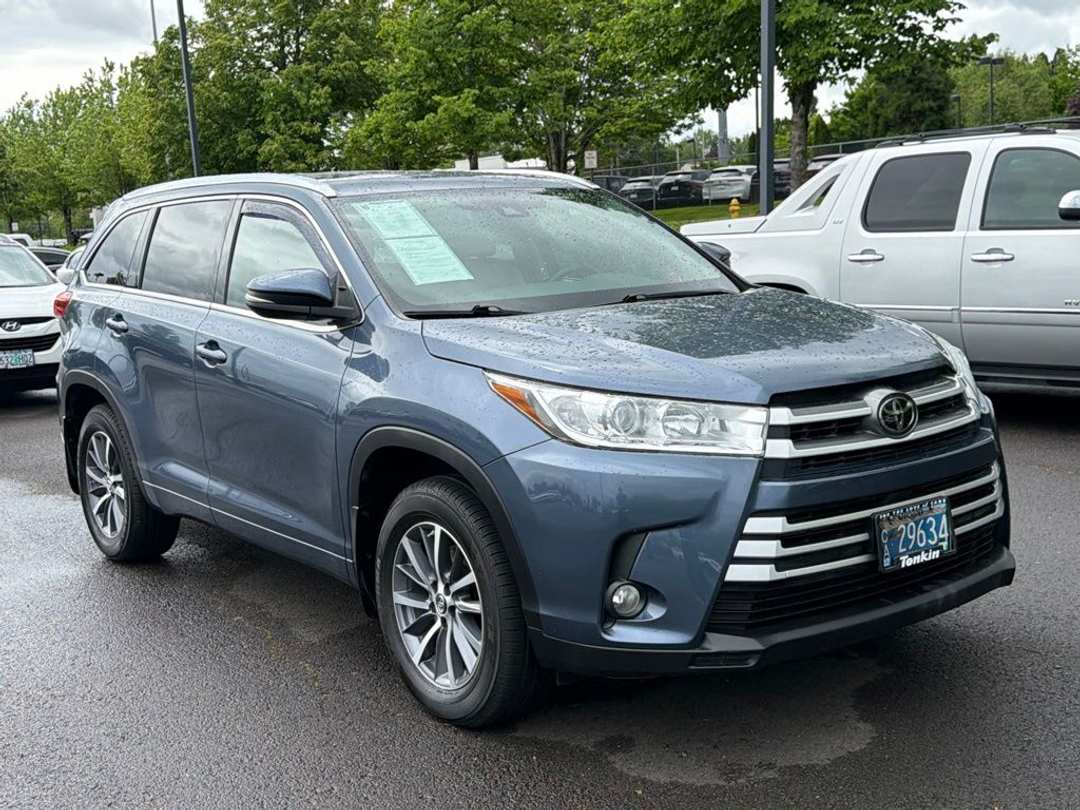2017 Toyota Highlander XLE - Image 2