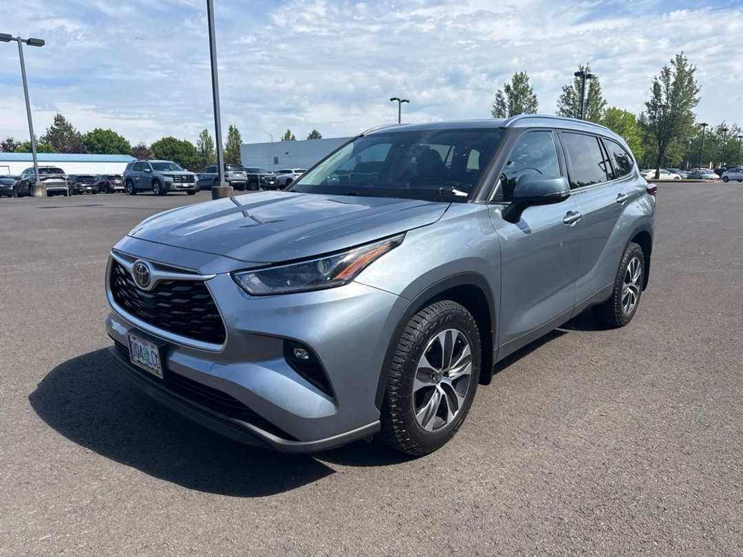 2021 Toyota Highlander XLE - Image 3