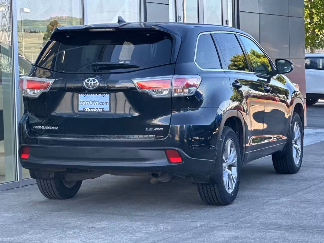 2015 Toyota Highlander LE Plus V6 - Image 3