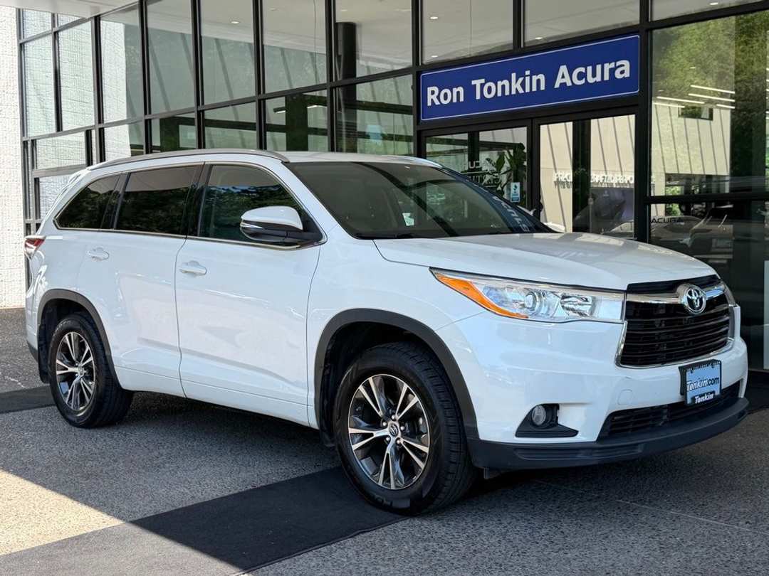 2016 Toyota Highlander XLE V6 - Image 2