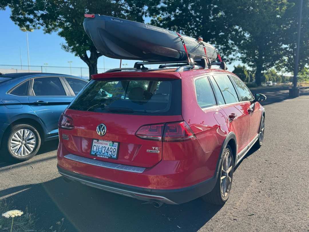 2017 Volkswagen Golf Alltrack - Image 2