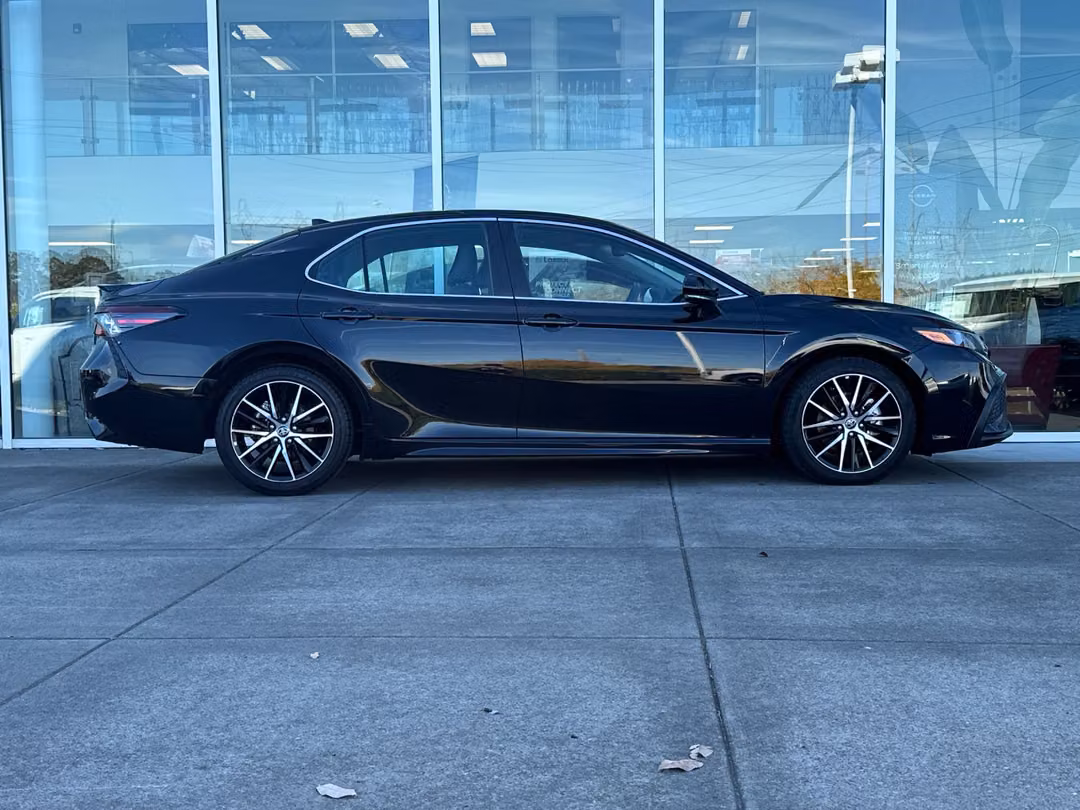 2023 Toyota Camry Hybrid SE - Image 3