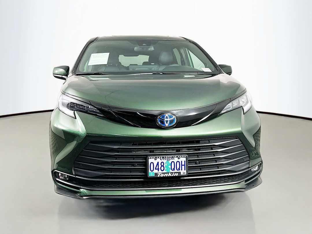 2025 Toyota Sienna Woodland Edition - Image 2