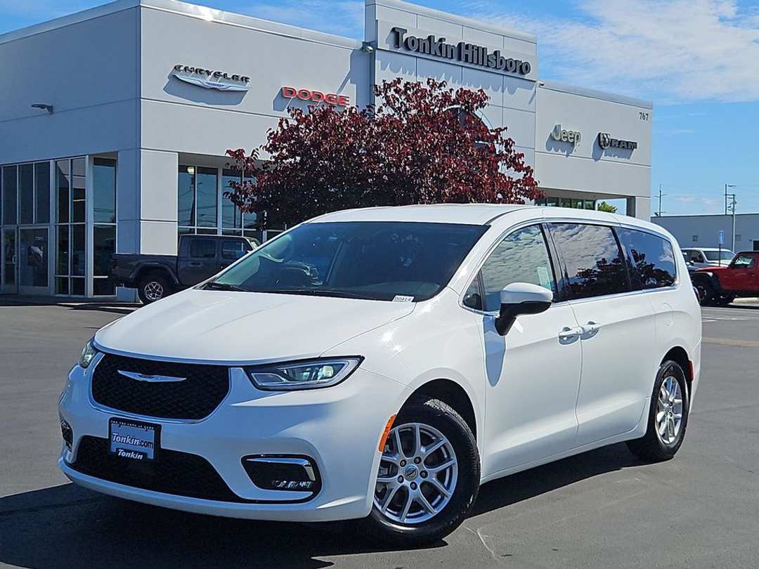 2023 Chrysler Pacifica Touring L - Image 2
